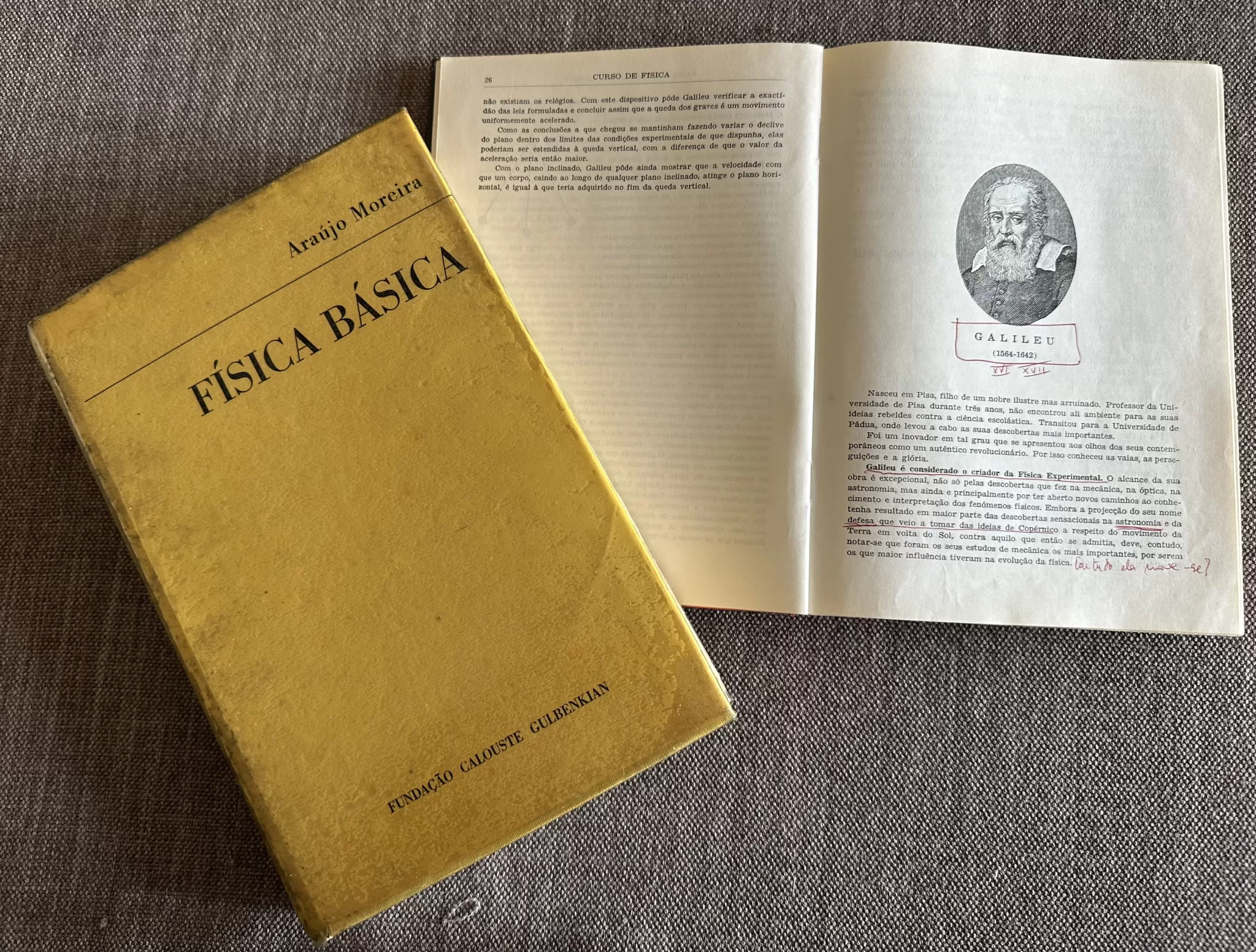 Figura 11. Compendio de Fisica 6´ano do Liceu com notas da epoca e livro 1´ano Medicina