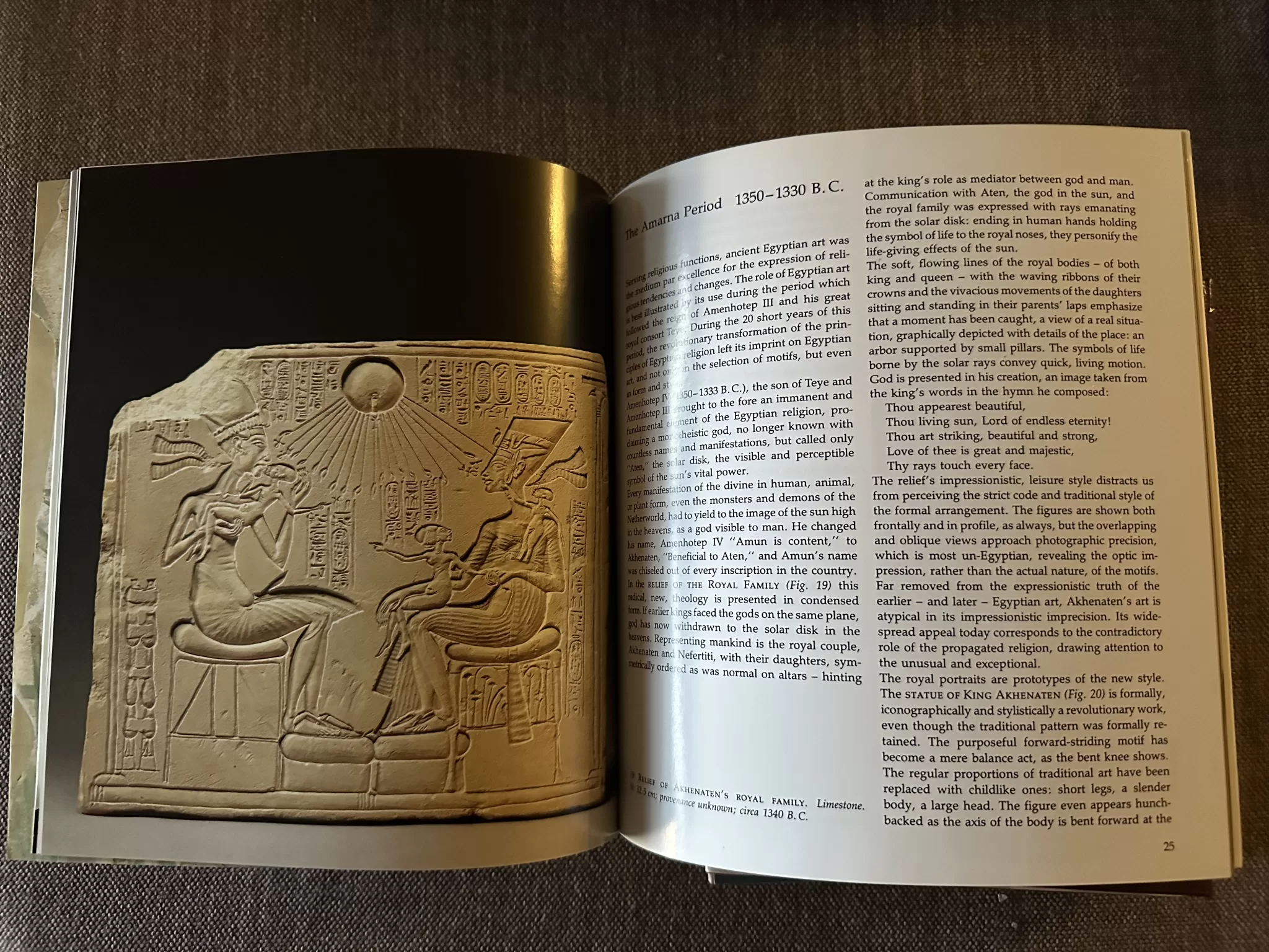 Akhenaton, Nefertiti e possivelmente Tutankámon, museu egípcio de Berlim